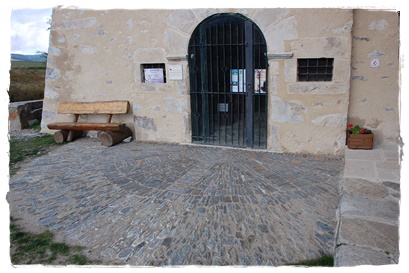 calade devant l'entrée de la chapelle